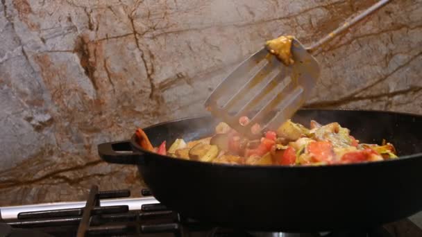 용기에서 잘게썬 야채를 저으는 요리사 요리할 스토우 위에서 프라이팬 프라이 — 비디오