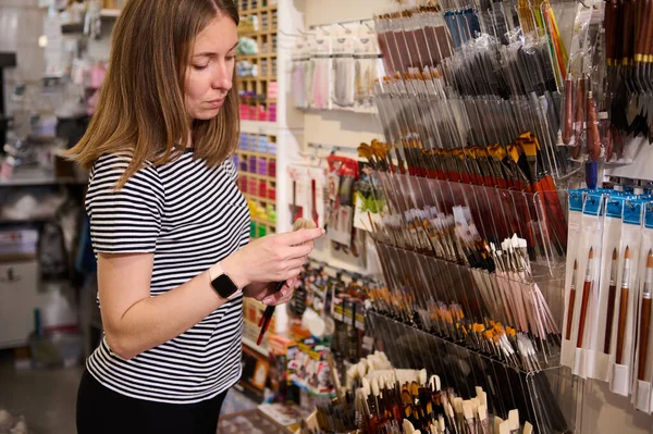 Mujer Joven Cliente Probando Cerda Pincel Mientras Compra Pinceles Una —  Fotos de Stock