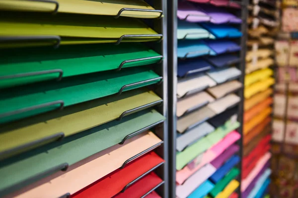 Enfoque Selectivo Estantes Exhibición Con Hojas Papel Color Para Diseño — Foto de Stock