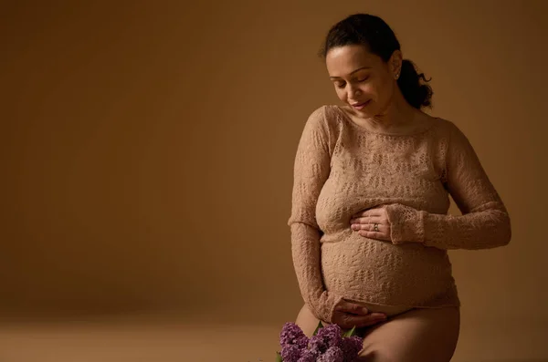 Elragadó Gyönyörű Késő Terhesség Teszi Kezét Terhes Has Miközben Érzi — Stock Fotó