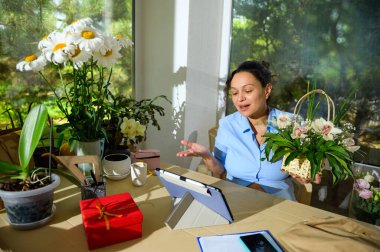 Dijital tablet kullanarak video bağlantısıyla konuşan, müşterilerle çiçek aranjmanı siparişlerini tartışan, çiçek tasarım stüdyosunda yaratıcı işler yapan çok ırklı hamile kadınlara ilham kaynağı oldu.