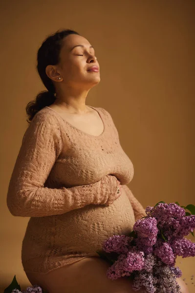 Wspaniała Rozkoszna Grawitacyjna Kobieta Oczekująca Matki Beżowym Swetrze Głaskała Się — Zdjęcie stockowe