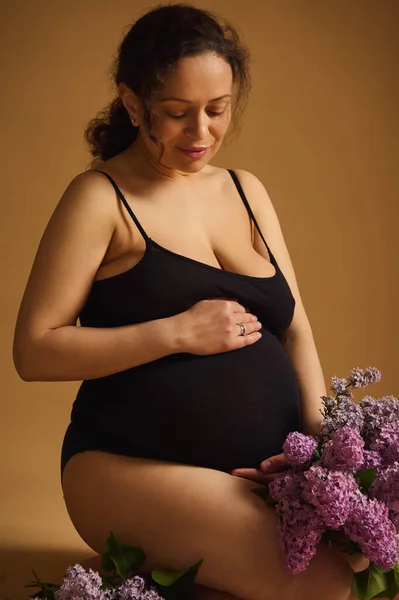 Studyjne Ujęcie Kobiety Ciąży Ameryki Łacińskiej Delikatnie Pieszczącej Jej Brzuch — Zdjęcie stockowe