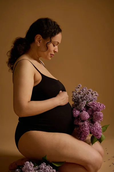 Retrato Lateral Uma Mulher Grávida Roupa Interior Preta Esperando Bebê — Fotografia de Stock