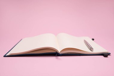 Defter, not defteri, boş sayfalar, tarihler, notlar ve programlar için boş kazı kazan dolu gümüş kalemle dolu bir hayat. İş, ofis ve yönetim organizasyonu kavramı.