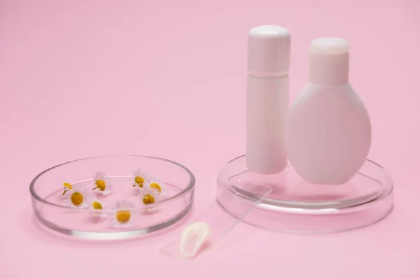Фармацевтичне Натюрморт Білими Дрібними Пляшками Косметичного Продукту Натуральних Органічних Інгредієнтів — стокове фото