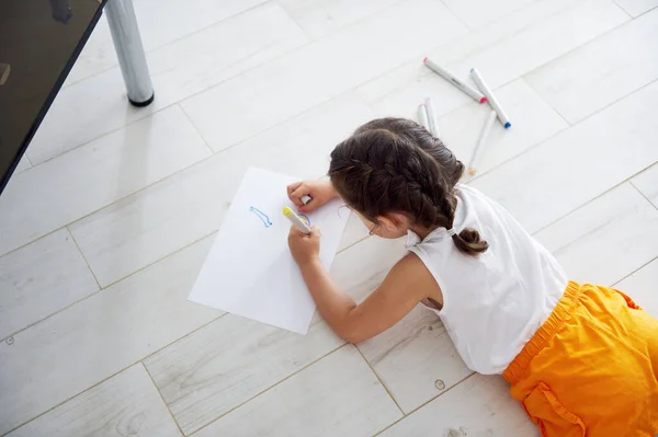 Вид Зверху Маленька Дівчинка Лежить Підлозі Вдома Малює Картину Білому — стокове фото