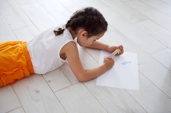 Вид Зверху Маленька Дівчинка Малює Картину Білому Папері Лежачи Животі — стокове фото
