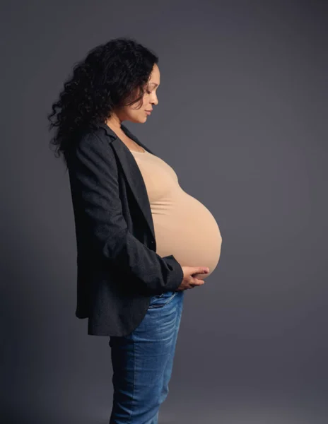 Haftalık Hamileyken Karnını Tutan Güzel Hamile Bir Kadının Yan Portresi — Stok fotoğraf
