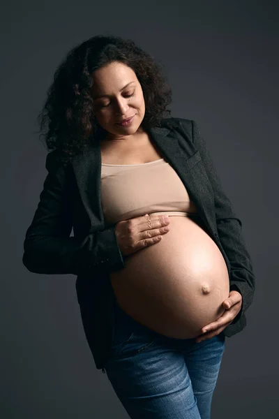 Kıvırcık Çok Irklı Çok Irklı Güzel Hamile Bir Kadının Şık — Stok fotoğraf
