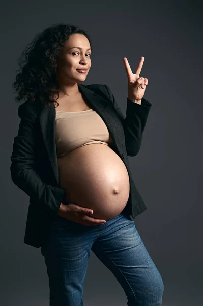 Attraktiv Ung Gravid Kvinna Poserar Naken Mage Över Mode Grå — Stockfoto
