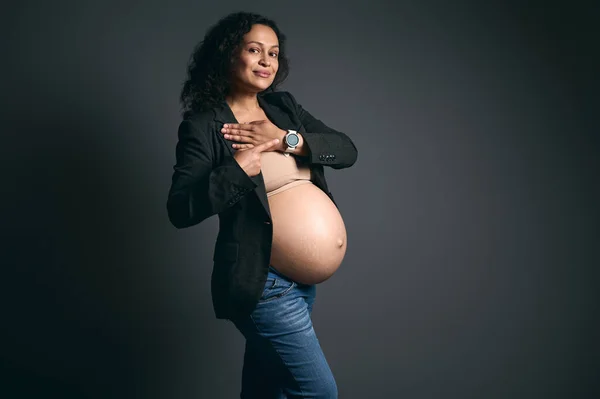 Atraktivní Stylové Kudrnaté Multietnické Těhotné Ženy Šedém Blejzru Neformálních Džínách — Stock fotografie