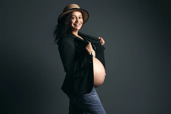 Atrakcyjna Kobieta Ciąży Ameryki Łacińskiej Słomkowym Kapeluszu Stylowa Marynarka Niebieskie — Zdjęcie stockowe