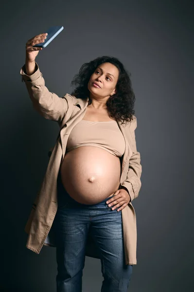 Mujer Embarazada Tomando Selfie Teléfono Inteligente Compartiendo Estilo Vida Embarazo — Foto de Stock