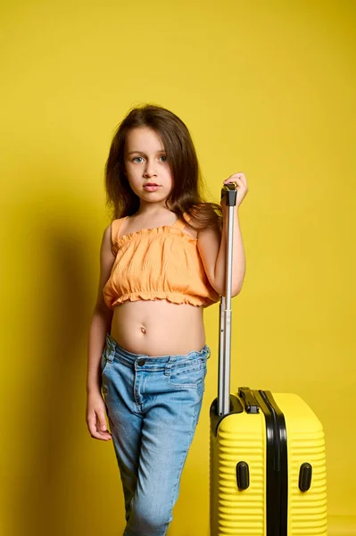 Piękna Biała Dziewczynka Lat Podróżująca Pasażer Pomarańczowej Bluzce Niebieskich Dżinsach — Zdjęcie stockowe