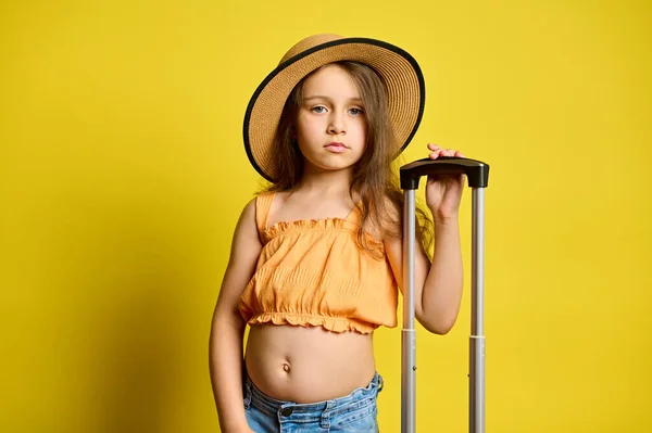 Серйозна Маленька Дівчинка Модному Літньому Одязі Валізою Яка Подорожує Кордон — стокове фото