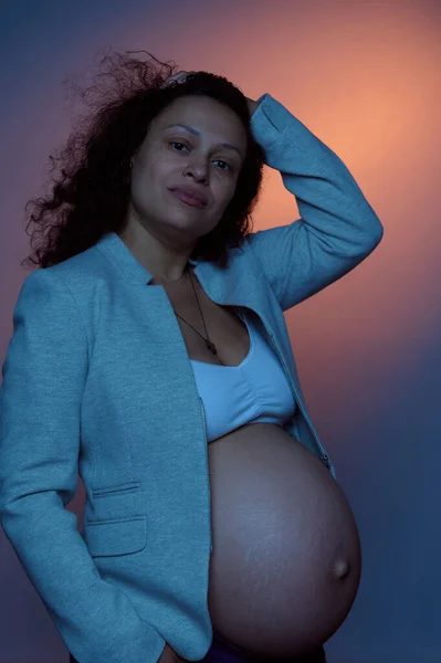 Hamileliğinin Sonlarına Doğru Koca Göbekli Güzel Bir Kadın Kameraya Bakıyor — Stok fotoğraf