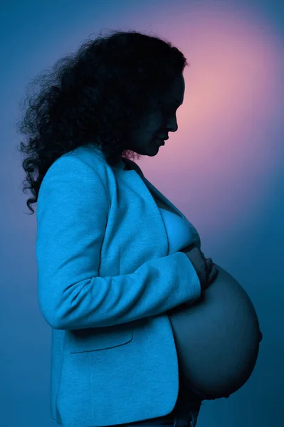 Side Studio Portrait Curly Haired Gravid Woman Expectant Mother Stylish — Stock Photo, Image