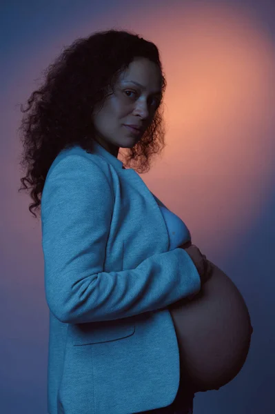 Multi Etnisk Fantastisk Attraktiv Kurvig Blivande Mor Gravid Kvinna Bär — Stockfoto