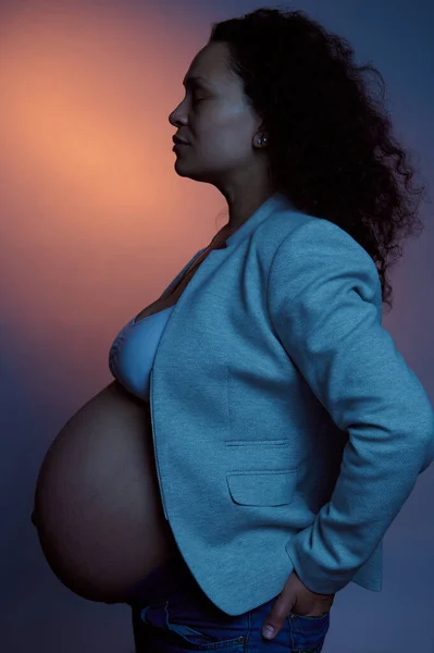 Studio Porträtt Multietnisk Gravid Kvinna Med Stor Mage Graviditeten Veckor — Stockfoto