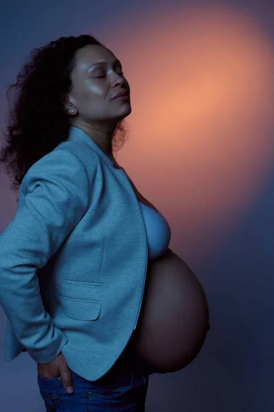 Multietniskt Lockigt Vacker Vuxen Gravid Kvinna Förväntansfull Mor Njuter Sin — Stockfoto