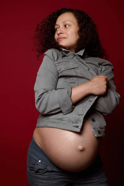 Attraktiv Afroamerikansk Ung Gravid Kvinne Med Naken Mage Kledd Stilig – stockfoto