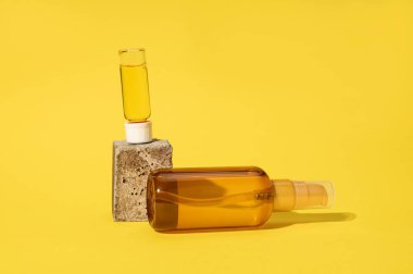 Güneş kremi yağı ve KMS ultraviyole ışınları ile birlikte nemlendirici vücut losyonunu koruyan bir şişe. Güvenli bronzlaşma, yaz cilt bakımı ve cilt için güzellik ürünleri kavramı