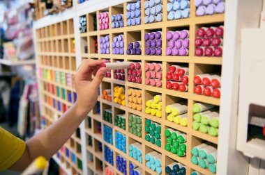 Bir okul kırtasiyesindeki raftan keçeli kalem ya da keçeli kalem çıkaran yakın çekim öğrencisi. Çizim yapıyorum. Suluboya resim. Çizim aletleri. Güzel sanatlar. Yaratıcılık. - İnsanlar. Eğitim