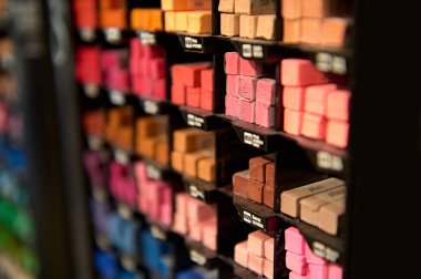 Pastel çizim için, bir sanat mağazasında satılmak üzere kırmızının çeşitli tonlarında çok renkli pastel boyaların arka planı. Kırtasiye dükkanı. Okul kırtasiyesi süpermarketi. - Sanat. Hobi olarak. Boş zaman. Yaratıcılık