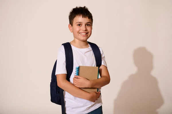 Selbstbewusster Gutaussehender Teenie Schuljunge Weißem Shirt Und Blauer Jeans Mit — Stockfoto