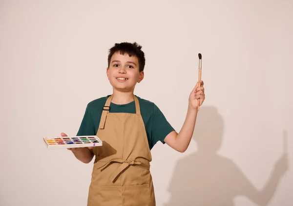 Adorable Niño Disfrutando Clase Arte Apuntando Con Pincel Espacio Copia — Foto de Stock