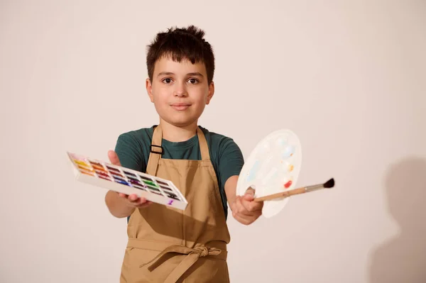 Adorable Pintor Adolescente Escolar Sostiene Cámara Una Paleta Con Acuarelas — Foto de Stock