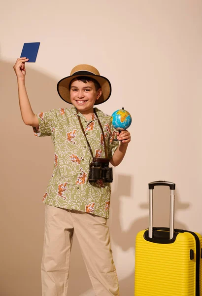 Szczęśliwy Uśmiechnięty Nastolatek Noszący Stylowe Letnie Luźne Ubrania Trzymający Globus — Zdjęcie stockowe