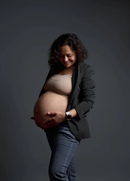 Leende Gravid Kvinna Väntar Barn Upplever Positiva Känslor Känsla Baby — Stockfoto