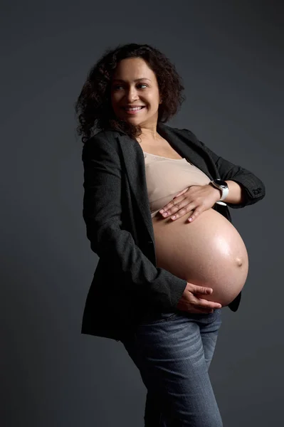 Attraktiv Latinamerikansk Gravid Kvinna Glad Leende Mor Väntar Sitt Barn — Stockfoto