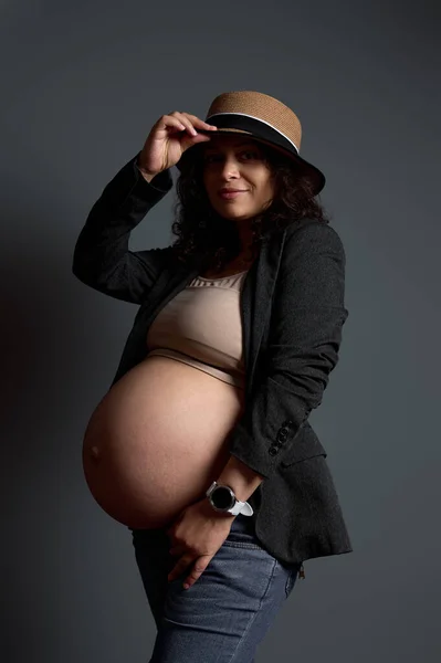 Attraktiv Kvinnlig Gravid Kvinna Mor Bär Eleganta Blazer Över Underkläder — Stockfoto
