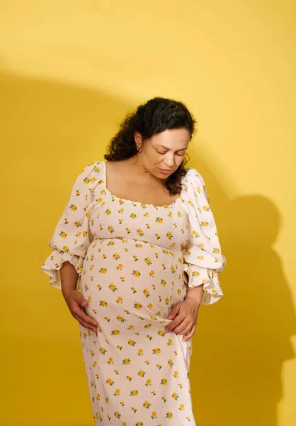 Retrato Estudio Una Mujer Embarazada Mediana Edad Pelo Rizado Multi — Foto de Stock