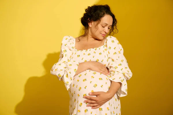 Mutlu Hamile Kadın Yavaşça Okşuyor Koca Göbeğine Sarılıyor Sarı Stüdyo — Stok fotoğraf
