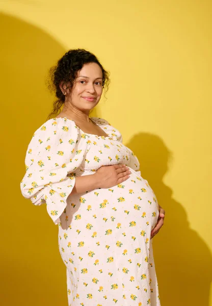 Retrato Estudio Una Hermosa Mujer Pelo Rizado Embarazada Multiétnica Vestida — Foto de Stock