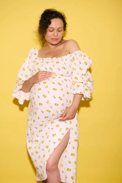 Mujer Embarazada Multi Étnica Mediana Edad Poniendo Las Manos Gran — Foto de Stock