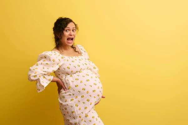 Ανάπηρος Έγκυος Φόρεμα Κρατώντας Την Κοιλιά Της Κλαίγοντας Και Φωνάζοντας — Φωτογραφία Αρχείου