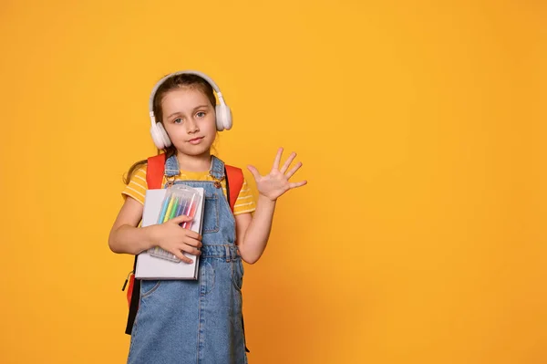 Garota Inteligente Fones Ouvido Segura Material Escolar Mostra Cinco Com — Fotografia de Stock