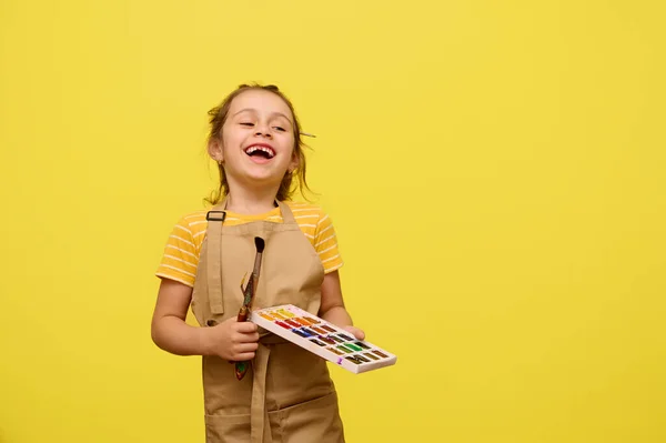 Złośliwa Szczęśliwa Dziewczynka Śmiejąca Się Wyrażająca Pozytywne Emocje Podczas Zajęć — Zdjęcie stockowe