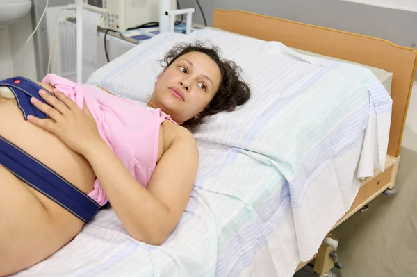 Mujer Embarazada Hospital Monitor Latidos Cardíacos Fetales Proceso Trabajo Madre — Foto de Stock