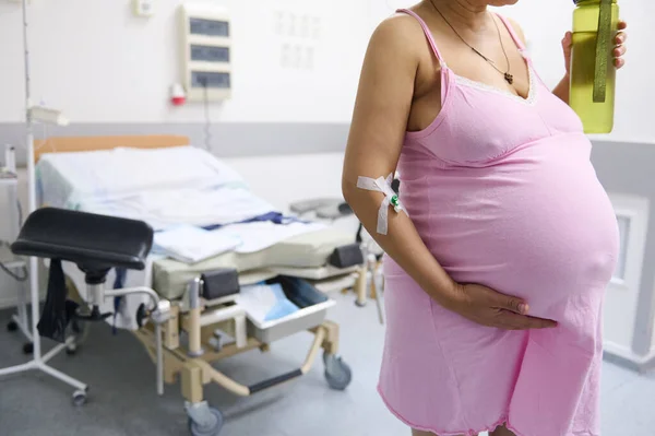 Vista Cerca Mujer Embarazada Madre Biológica Sala Partos Cogida Mano — Foto de Stock