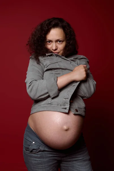 Attraktive Afroamerikanische Junge Schwangere Frau Mit Nacktem Bauch Stylischem Lässigen — Stockfoto