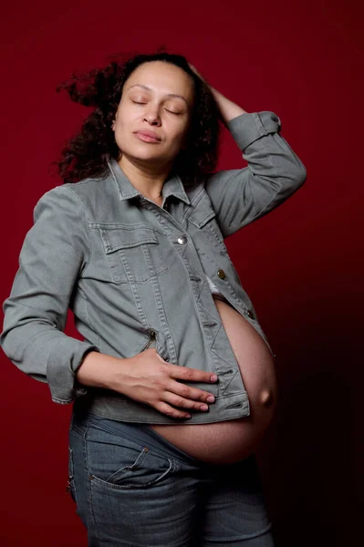 Vacker Multietnisk Ung Gravid Kvinna Förväntansfull Mor Med Naken Mage — Stockfoto