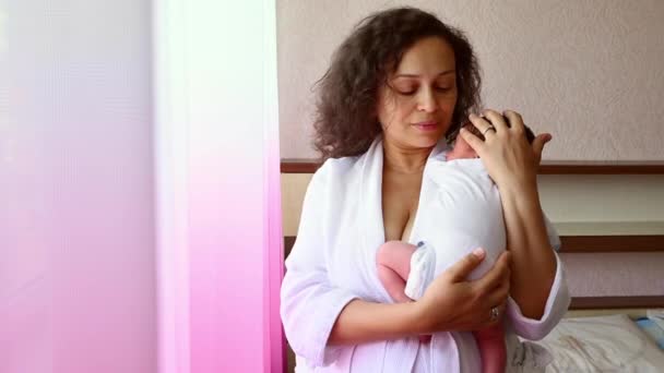Multi Etnische Middelbare Leeftijd Mooie Vrouw Liefdevolle Zorgzame Bewuste Moeder — Stockvideo