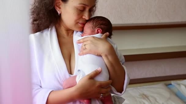 Nahaufnahme Einer Fürsorglichen Liebevollen Mutter Die Ihr Neugeborenes Hält Schwingt — Stockvideo