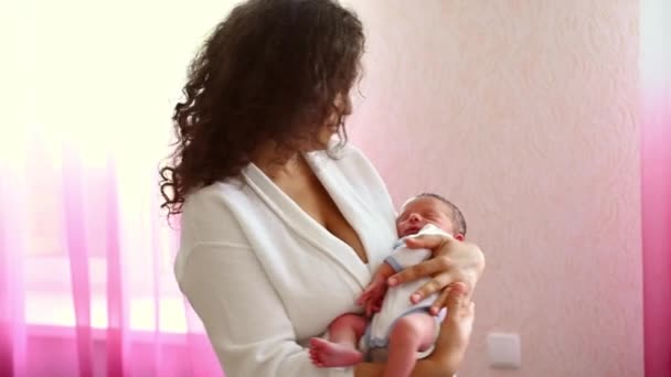 Nahaufnahme Porträt Einer Liebevollen Fürsorglichen Jungen Mutter Die Ihr Entzückendes — Stockvideo